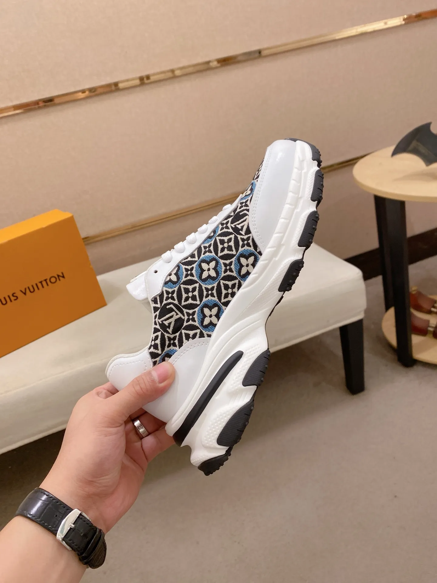 Men's shoes 442💰louis vuitton (Louis Vuitton/lv)🔍🔍The new counters are on sale at the same time. The uppers are imported from Italy. ⃣️Re-engraved🇮🇹💪💪, ⚠Sole: The original sole is specially provided by the original factory, the exclusive movable molded sole is super comfortable, ⚠Original and single goods 🔍high quality, you can enter and leave the counter at will, welcome to compare⚠. Code number: 38-44 (45/customized, non-refundable)